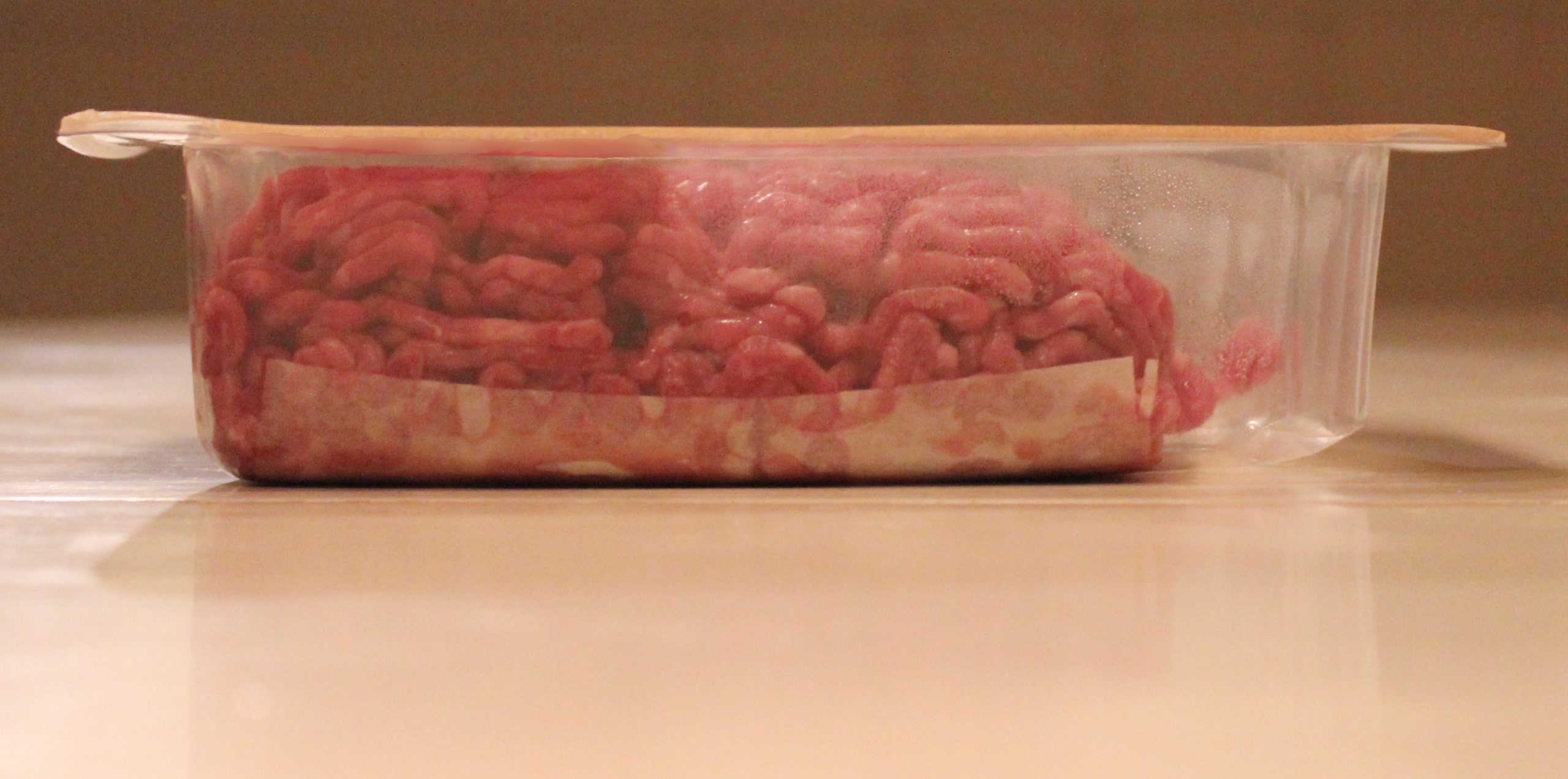 En pakke kjøttdeig på bord