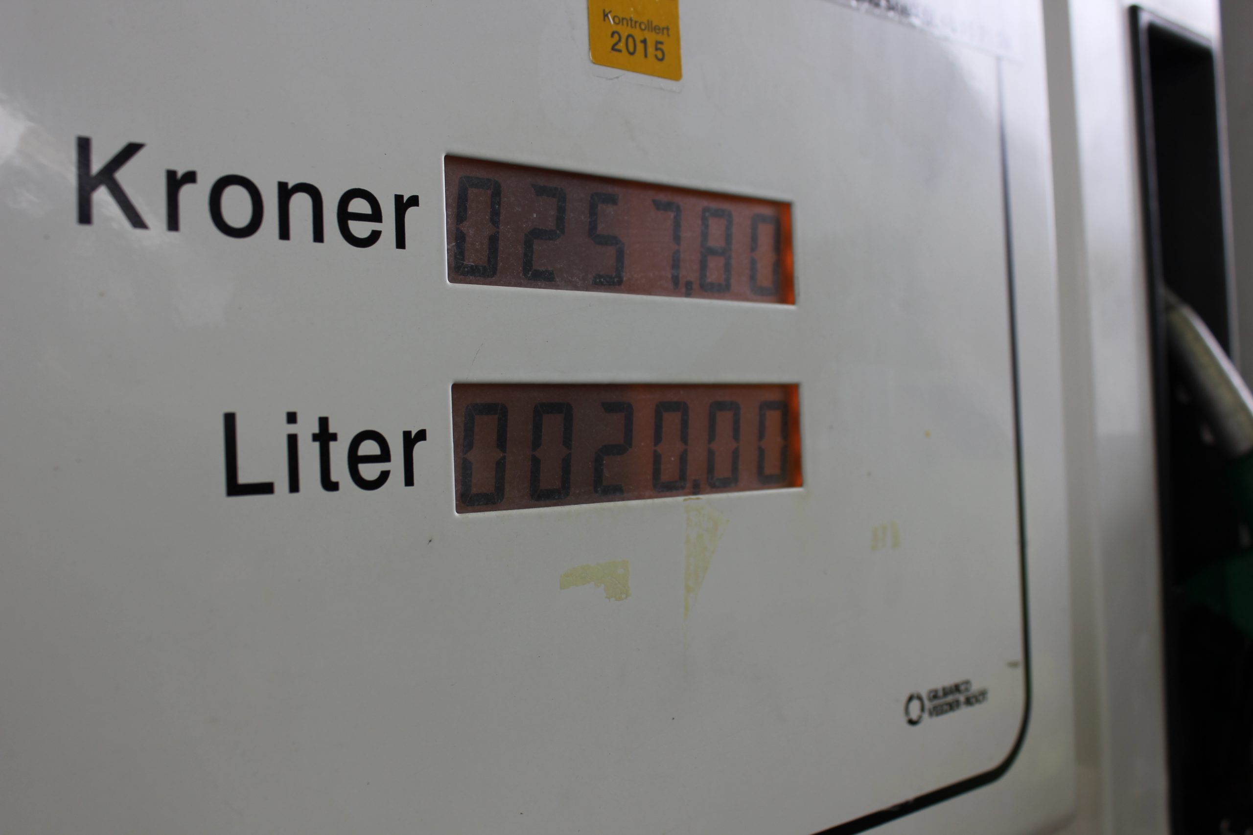 Gammelt bilde av bensinmålerdisplay med antall kroner og antall liter