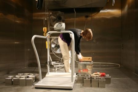 Utstyr og en person inne i et rom av stål laget for testing ved ulik temperatur og fuktighet